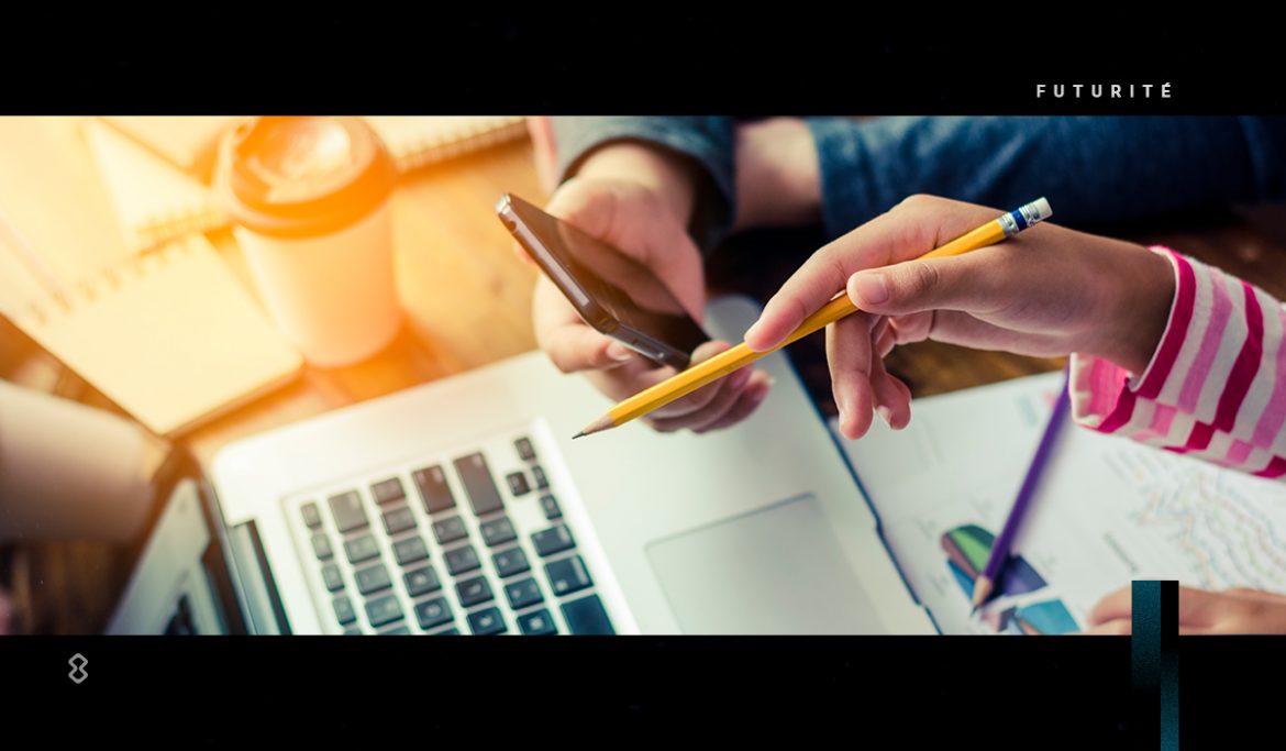 estudiando-trabajando-laptop-celular-lapiz-mano-estrategia-digital-marketing